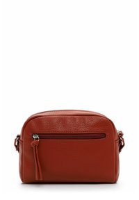Borsa a tracolla in pelle rossa con una forma strutturata, superficie testurizzata, chiusura con zip superiore e una tasca con zip frontale con un accento a frangia.