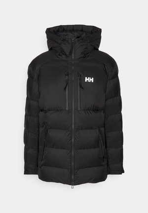 Zwarte pufferjack met een capuchon, ritssluiting aan de voorkant en dubbele borstzakken. Heeft een gestikte textuur en een klein wit merkiem op de borst.