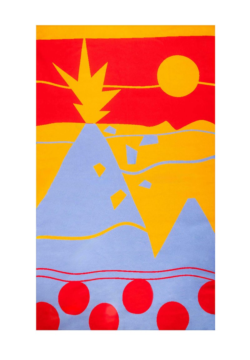 Koc bawełniany z abstrakcyjnym wzorem w kolorach czerwonym, żółtym i niebieskim; góry, słońce i okrągłe wzory ułożone w sposób zabawny.