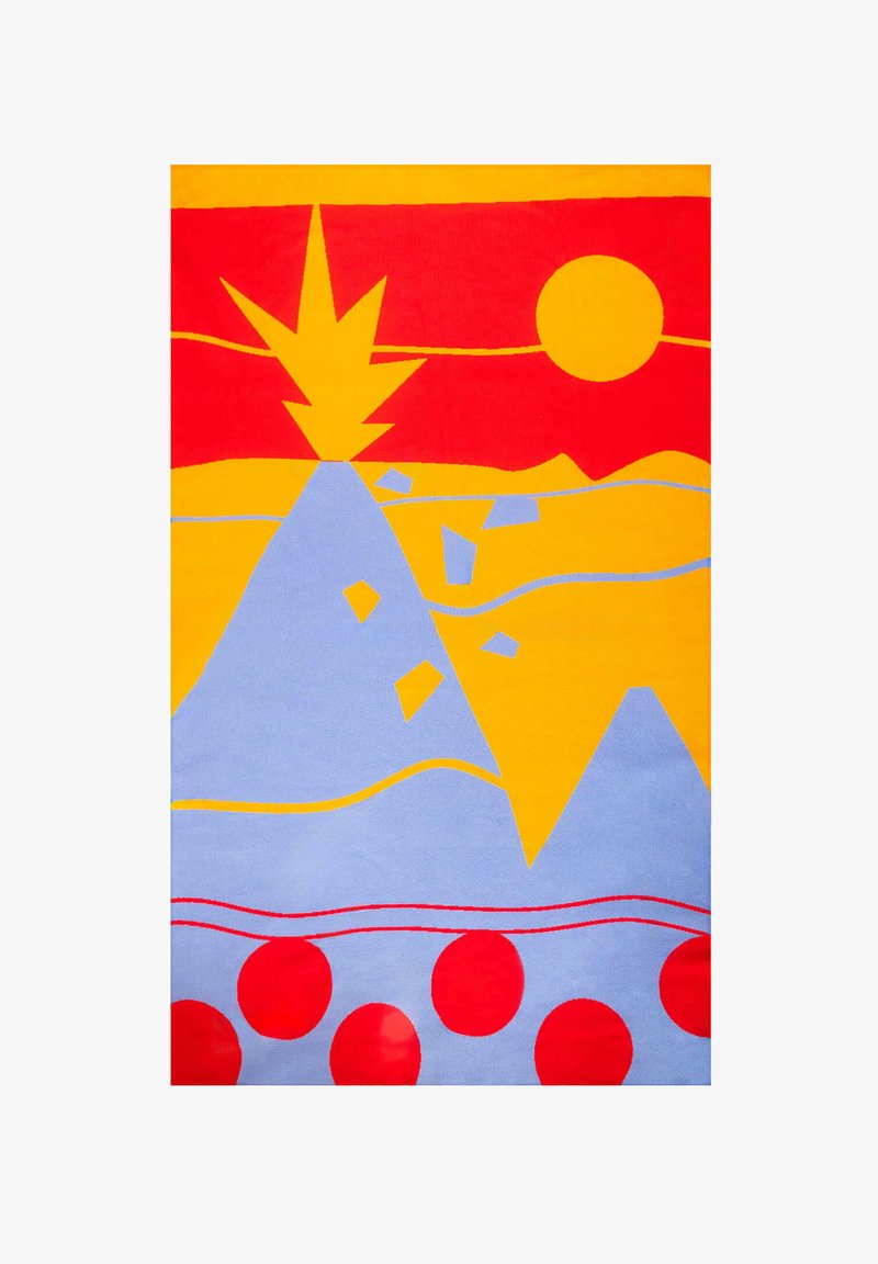 Koc bawełniany z abstrakcyjnym wzorem w kolorach czerwonym, żółtym i niebieskim; góry, słońce i okrągłe wzory ułożone w sposób zabawny.