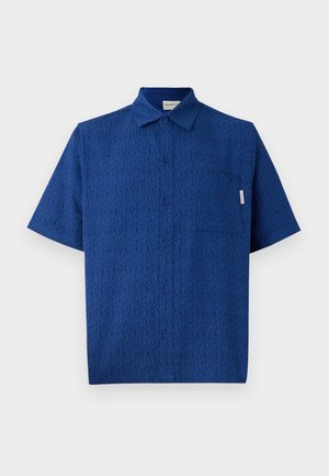 Kortærmet blå skjorte lavet af tekstureret stof med et subtilt mønster, en knaplukning foran og en enkelt brystlomme.