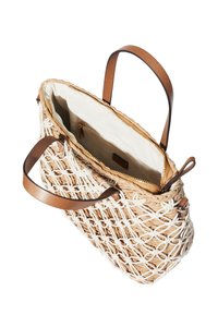 Sac fourre-tout en paille tissée avec anses en cuir marron, intérieur beige, fermeture éclair et surpiqûres décoratives blanches. Vue de dessus avec ouverture.
