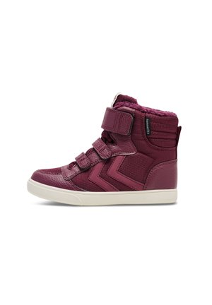 Baskets montantes en bordeaux foncé, dotées de deux sangles ajustables en Velcro, d'un matériau en cuir texturé et tissu, et d'une doublure en fourrure douce.