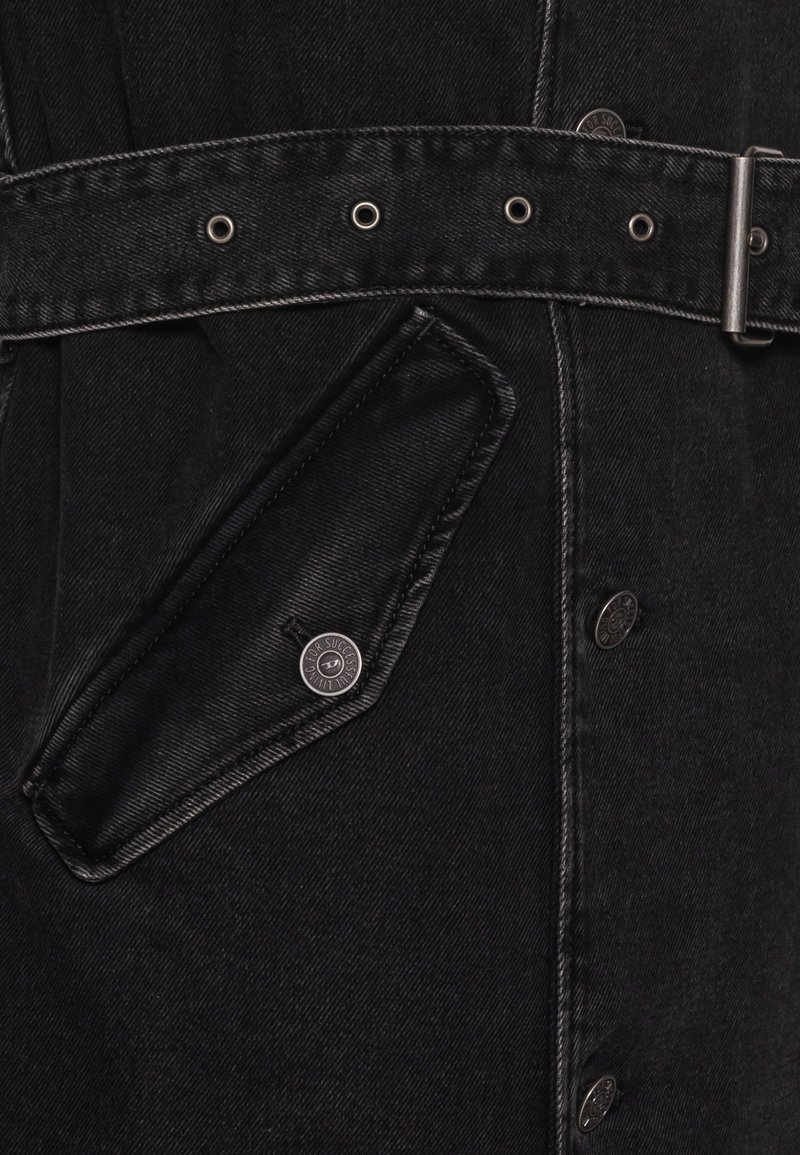 Giubbotto in denim nero con design aderente, ampia cintura con fibbia in metallo e taschino con dettaglio a bottone a scatto.