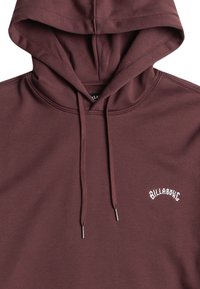 Sudadera burdeos con un gran bolsillo frontal, cordones ajustables y un logotipo blanco bordado en la zona del pecho. Tejido de textura suave.