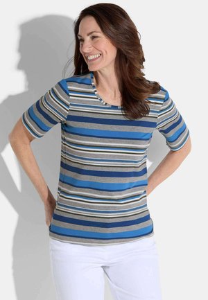 T-shirt rayé présentant des nuances de bleu, gris et vert. Manches courtes et encolure ronde, fabriqué à partir d'un tissu doux et léger.