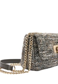 Torebka z tweedu w szarym kolorze z złotymi elementami. Charakteryzuje się teksturowaną powierzchnią, łańcuszkowym paskiem oraz prostokątnym kształtem. Widok z boku pokazuje szczegóły zapięcia.