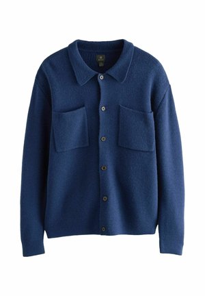Blå stickad cardigan med krage, två framfickor och bruna knappstängningar. Mjuk textur och avslappnad passform.