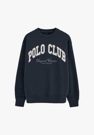 Marineblauwe sweatshirt met de tekst "POLO CLUB Beyond Classics Established 2012" in wit en beige, voorzien van geribbelde manchetten en zoom.