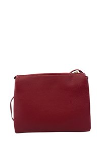 Borsa a mano in pelle rossa con una finitura testurizzata, forma rettangolare, chiusura con zip superiore e tracolla regolabile. Nessun motivo o accenno visibile.
