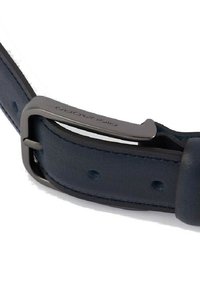 Blauer Leder Gürtel mit glatter Textur, ausgestattet mit einer mattschwarzen Metallschnalle und verstellbaren Löchern zur Größenanpassung. Logo auf der Schnalle geprägt.