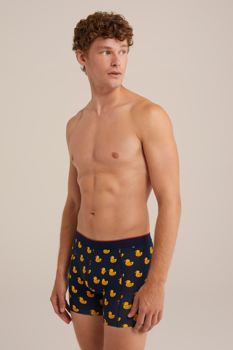 Mörkblå boxershorts med gula ankor och ett rött elastiskt midjeband. Slät tygkvalitet med en tät passform, lämplig för vardagsbruk.