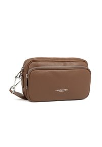 Borsa a tracolla in pelle marrone con due scomparti con zip, hardware in argento e dettagli cuciti. Presenta un logo impresso sulla parte anteriore.