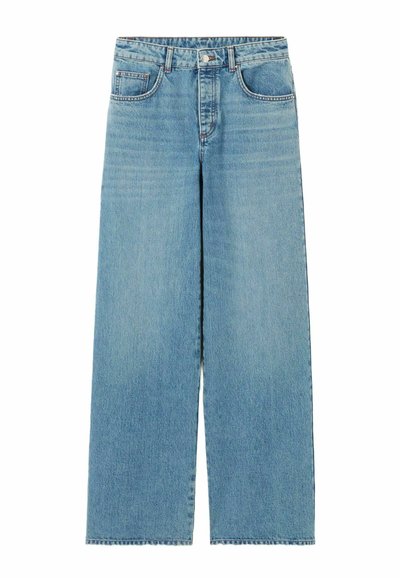 Jeans in denim azzurro chiaro con vita alta, gamba larga, design classico a cinque tasche e chiusura con bottone. La texture appare liscia con una leggera scoloritura.
