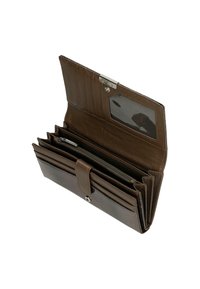 Portafoglio in pelle marrone con superficie texture, multiple fessure per carte, una tasca con zip e una finestra ID trasparente; si chiude con una chiusura a scatto.