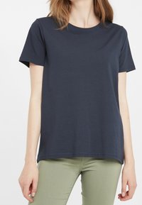 Tmavě modré bavlněné tričko s krátkým rukávem a kulatým výstřihem, s volným střihem a hladkou texturou. Žádné viditelné vzory ani loga.