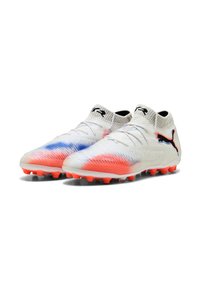 Weiße Fußballschuhe mit Farbverlauf von Blau nach Pink, strukturiertem Obermaterial, schwarzem Puma-Logo und leuchtend orangefarbenen Stollen an der Sohle.
