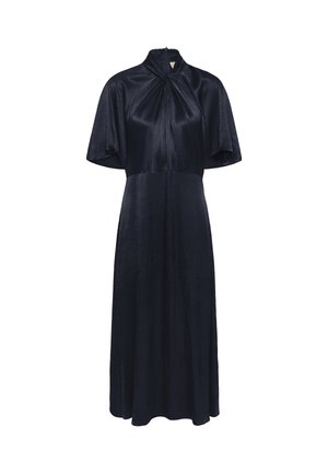 Tume-sinine kleit kõrge kaeluse, lühikeste tiibadega varrukate ja pihtlõikega, tehtud siledast, läikivast kangast koos voolava seelikuga.