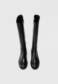 Botas de cuero negras hasta la rodilla con un diseño elegante, textura suave, punta redonda y un zipper lateral para un fácil uso.