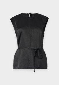 Czarny bezrękawnik z wysokim dekoltem, teksturowana tkanina, pasek wiązany w talii oraz detal w formie otworu w tylniej części.