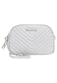 Borsa a tracolla argento trapuntata con texture a chevron, hardware metallico e tracolla a catena rimovibile. Presenta una chiusura a zip.