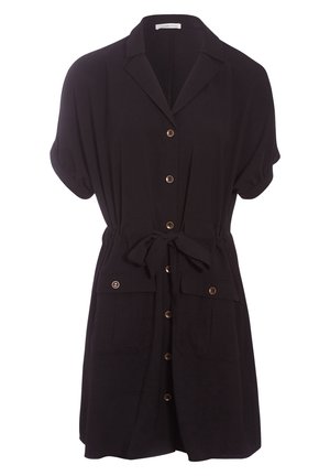 Robe noire à manches courtes avec boutons à l'avant, col, ceinture à nouer à la taille et deux poches à rabat sur le devant avec boutons.