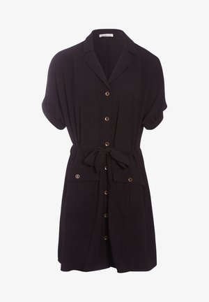 Robe noire à manches courtes avec boutons à l'avant, col, ceinture à nouer à la taille et deux poches à rabat sur le devant avec boutons.