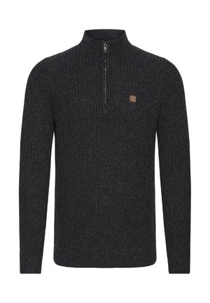 Suéter de punto con cremallera en gris oscuro, con un patrón texturizado, cuello alto y un pequeño logo de cuero cuadrado en el pecho.