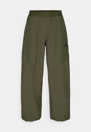 Olivegrønne, lette bukser med elastisk talje, lynlåslommer i siden og tætsiddende ankler. Glat tekstur med et sporty design.