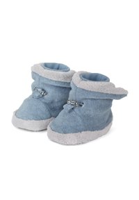 Blaue Fleece-Stiefel mit grauemPlüschfutter, lässigem Oberteil und dekorativer silberner Hardware. Weiche Textur und runde Zehenform.