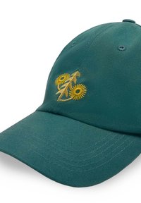 Zielona bawełniana czapka z zakrzywionym daszkiem, ozdobiona złotym haftem w kształcie kwiatów i strzały na przodzie. Teksturowana tkanina.