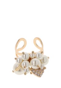 Goudkleurige ring met clusters van parels en een hartvormige accent met kleine grijze stenen, een gladde textuur en een open bandontwerp.