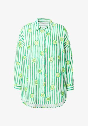 Chemise à boutons rayée verte et blanche avec des illustrations de kiwis. Fabriquée en tissu léger avec une coupe décontractée et des manches à revers.