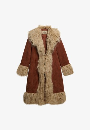 Brauner Wildledermantel mit langem Kragen und Manschetten aus Kunstfell in einer helleren Beige-Farbe. Verfügt über ein knielanges Design und eine lockere Passform.