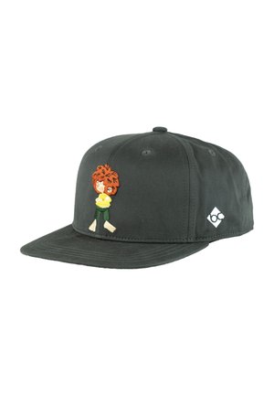 Schwarze Snapback-Kappe mit einem bestickten Comic-Charakter mit roten Haaren, der die Arme verschränkt, und einem kleinen weißen Logo auf dem Seitenpaneel.