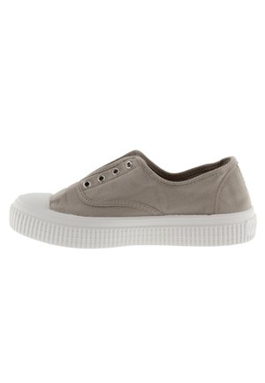 Sneaker slip-on bassa in tela grigia con suola in gomma bianca e puntale, caratterizzata da occhielli metallici per i lacci sul lato.