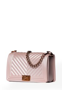 Quilted rosa Kunstleder-Handtasche mit goldener Kettenakzent. Sie hat eine rechteckige Form und einen metallischen Verschluss mit Logodetail.