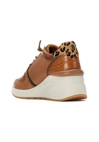 Zapatillas de cuero marrón con panel lateral texturizado, acento de estampado de leopardo en el talón, suela de plataforma blanca y detalle de cordones en la parte superior.