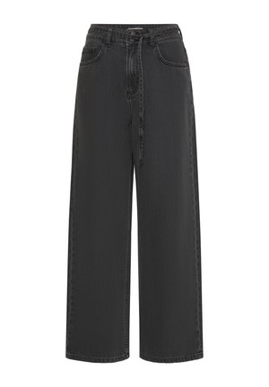 Pantalon en jean noir taille haute à jambes larges, avec poches avant, fermeture bouton et zip, et une fine ceinture en tissu à la taille.