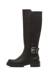Hohe, dunkelbraune Lederstiefel mit geripptem Stoffrücken, silberner Schnalle am Knöchel und massiver schwarzer Sohle.