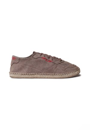 Brun stof espadrille sneaker med rød broderet tekst og flettet juttesål, set fra ydersiden.