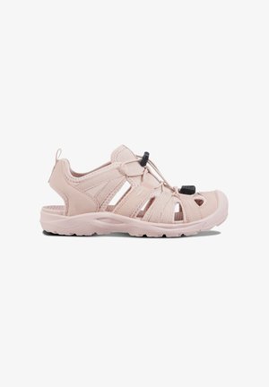 Lys pink udendørs sandal med et fleksibelt materiale, åben design, justerbar bungee-lukning og en struktureret sål med grebsmønstre.