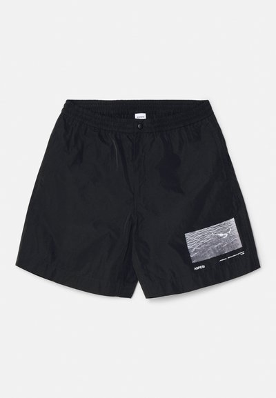 Schwarze Shorts aus leichtem Stoff mit einem elastischen Bund, einem Druckknopf und einem seitlichen Patch mit einem Wasser-Muster-Grafik.