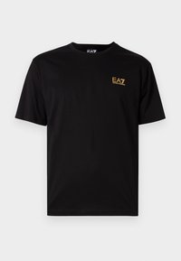 Camiseta de algodón negra de mangas cortas, con un logotipo bordado en oro en el lado izquierdo del pecho. Cuello redondeado y corte estándar.