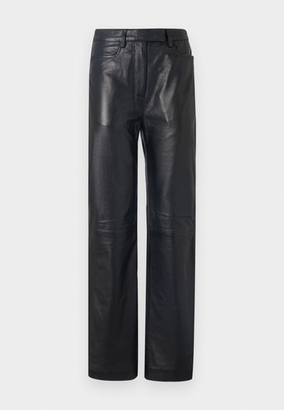 Pantalons en cuir noir à coupe droite, avec une texture lisse et un design classique à cinq poches. Aucun matériel ou accent visible.