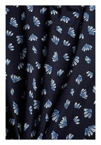 Jedwabna tkanina w granatowym kolorze z powtarzającym się wzorem jasnoniebieskich kształtów kwiatowych, charakteryzująca się gładką teksturą i subtelnym połyskiem.