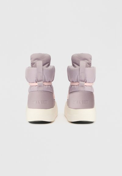 Calçado estilo Moon Boot em tons de roxo e rosa, com uma sola branca espessa, apresentando um calcanhar com marca e detalhes elásticos na parte superior.