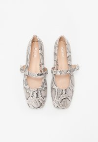 Mary Jane-sko med slangeskinnmønster i grått og beige, med rund tå og en spenne som går over fotbuen.