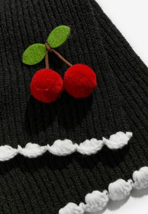 Beanie negru cu textură dintr-o țesătură în dungi, prezentând două pompoane roșii din fetru asemănătoare cireșelor, cu frunze verzi din fetru și un tiv alb cu margine ondulată.
