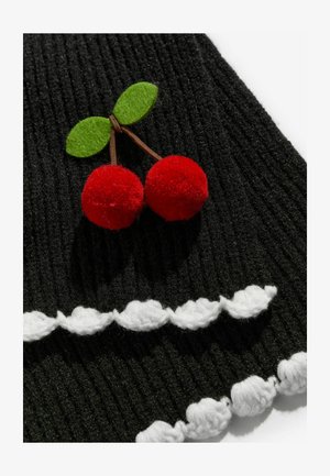 Melna ribota cepure ar diviem sarkaniem filcētiem pom-pomiem, kas atgādina ķiršus, zaļiem filcētiem lapām un baltu viļņotu apdari.